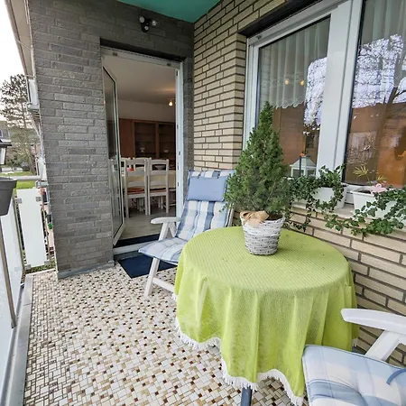 Schoene Mit Balkon Daire *